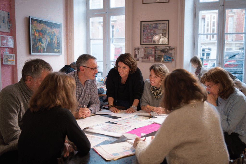 Groupe d’adultes autour de 50 ans planifiant ensemble une soirée célibataires